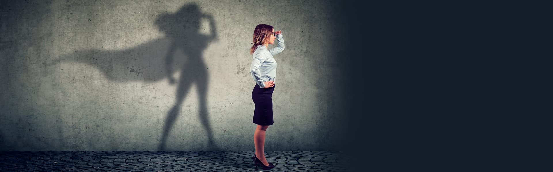Femme en tenue professionnelle aux traits héroïques, observant au loin.