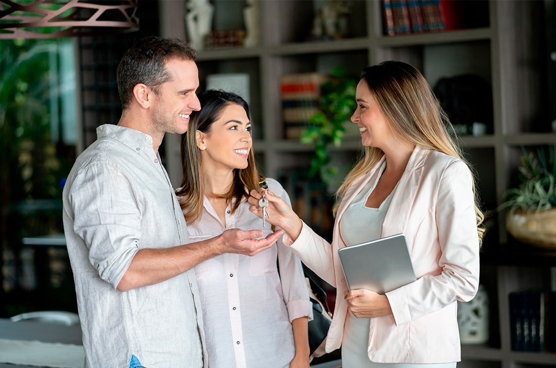 Remise des clés d'un bien immobilier à des nouveaux propriétaires.
