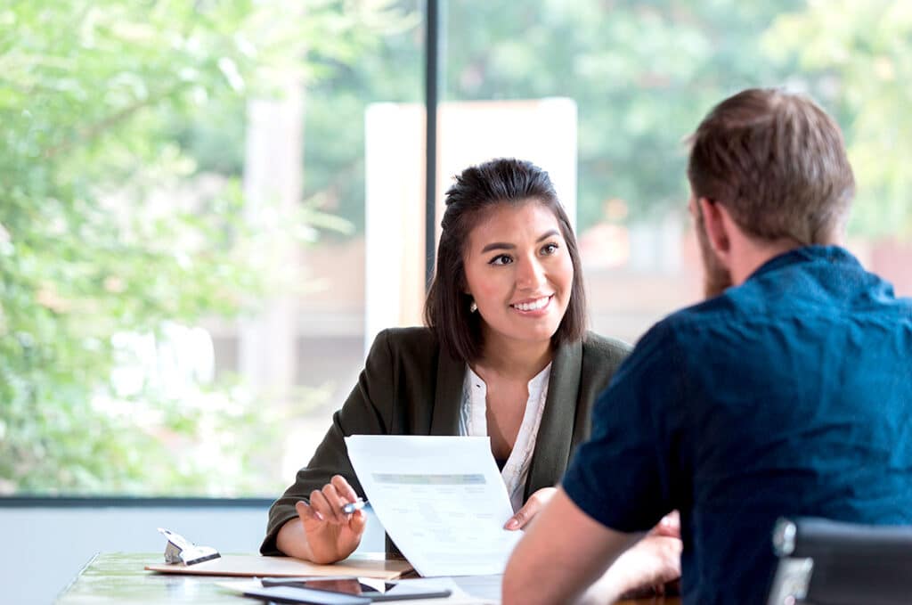 Consultation entre un conseiller et un client à propos d'un financement immobilier.
