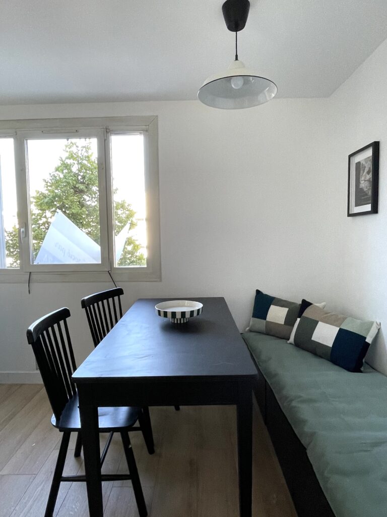 Cuisine verte et noire ambiance atelier appartement rennes