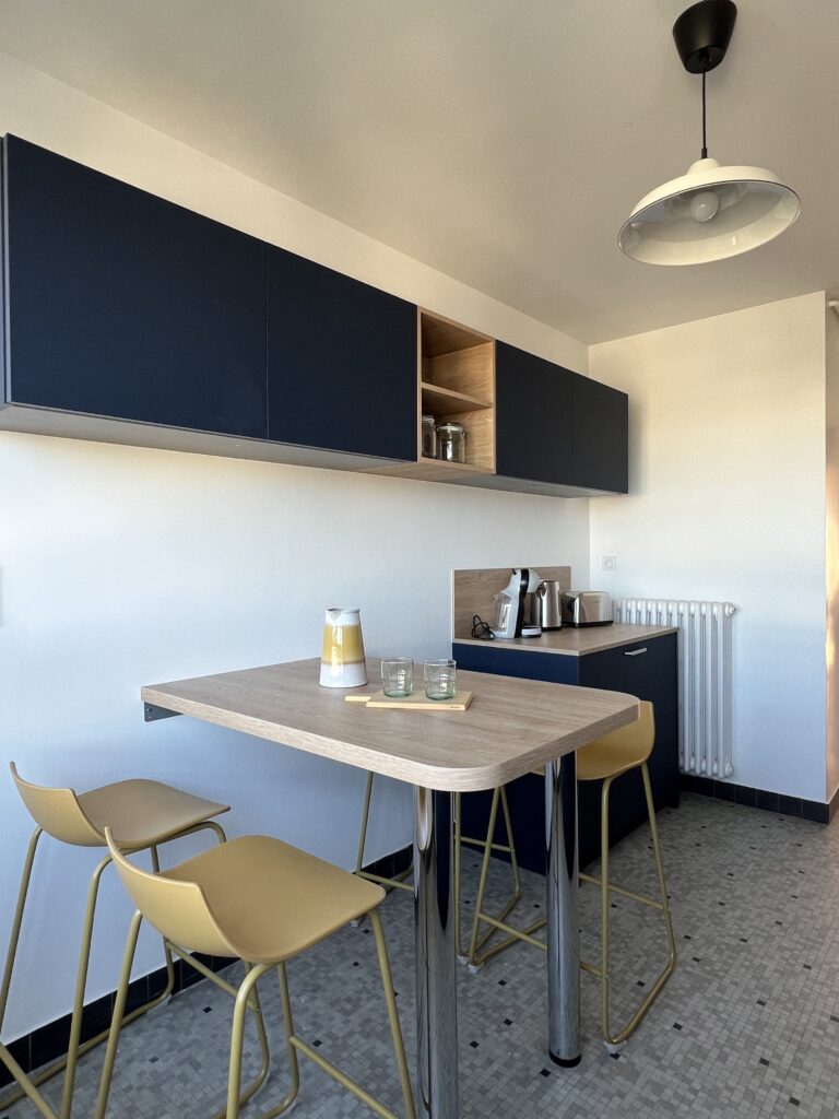 cuisine rénovée plan de travail bois et meubles bleu nuit