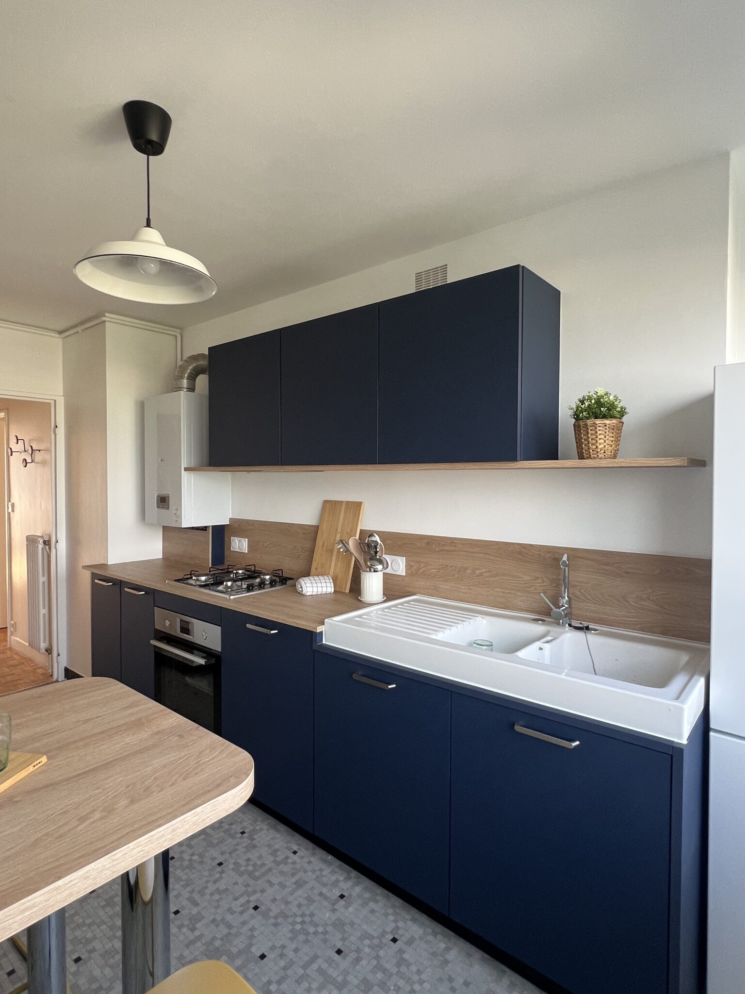 cuisine rénovée plan de travail bois et meubles bleu nuit