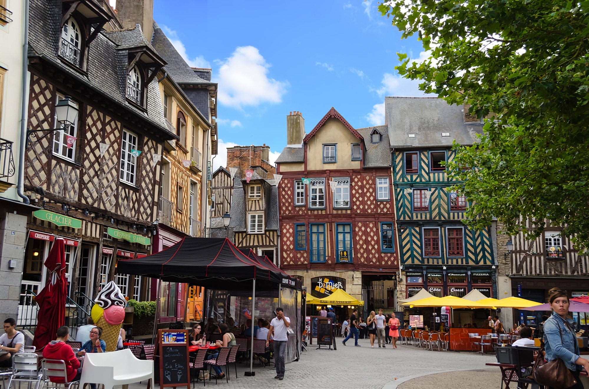 Rue animée avec maisons à colombages à Rennes en Bretagne.