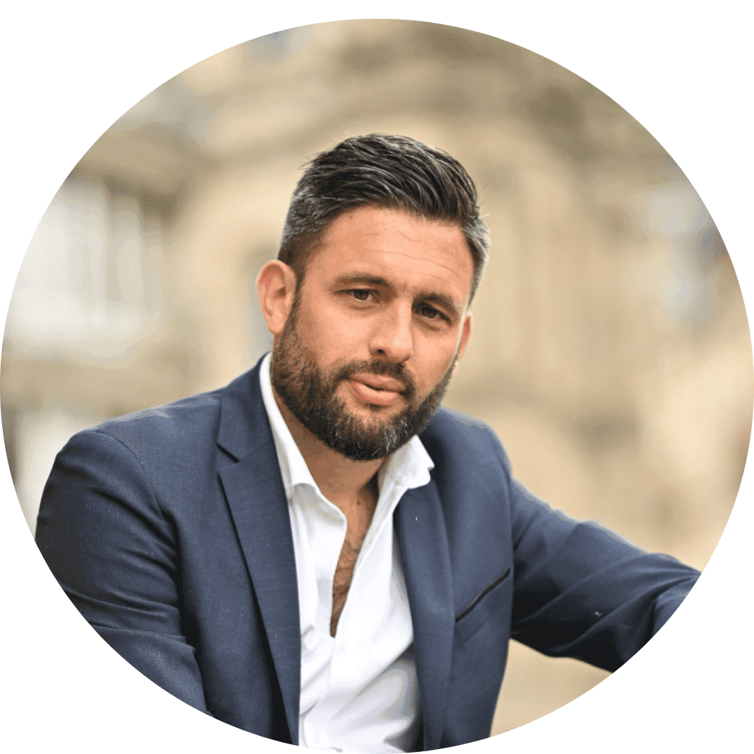 Portrait d'un professionnel de l'équipe OBERTY dans un cadre extérieur.