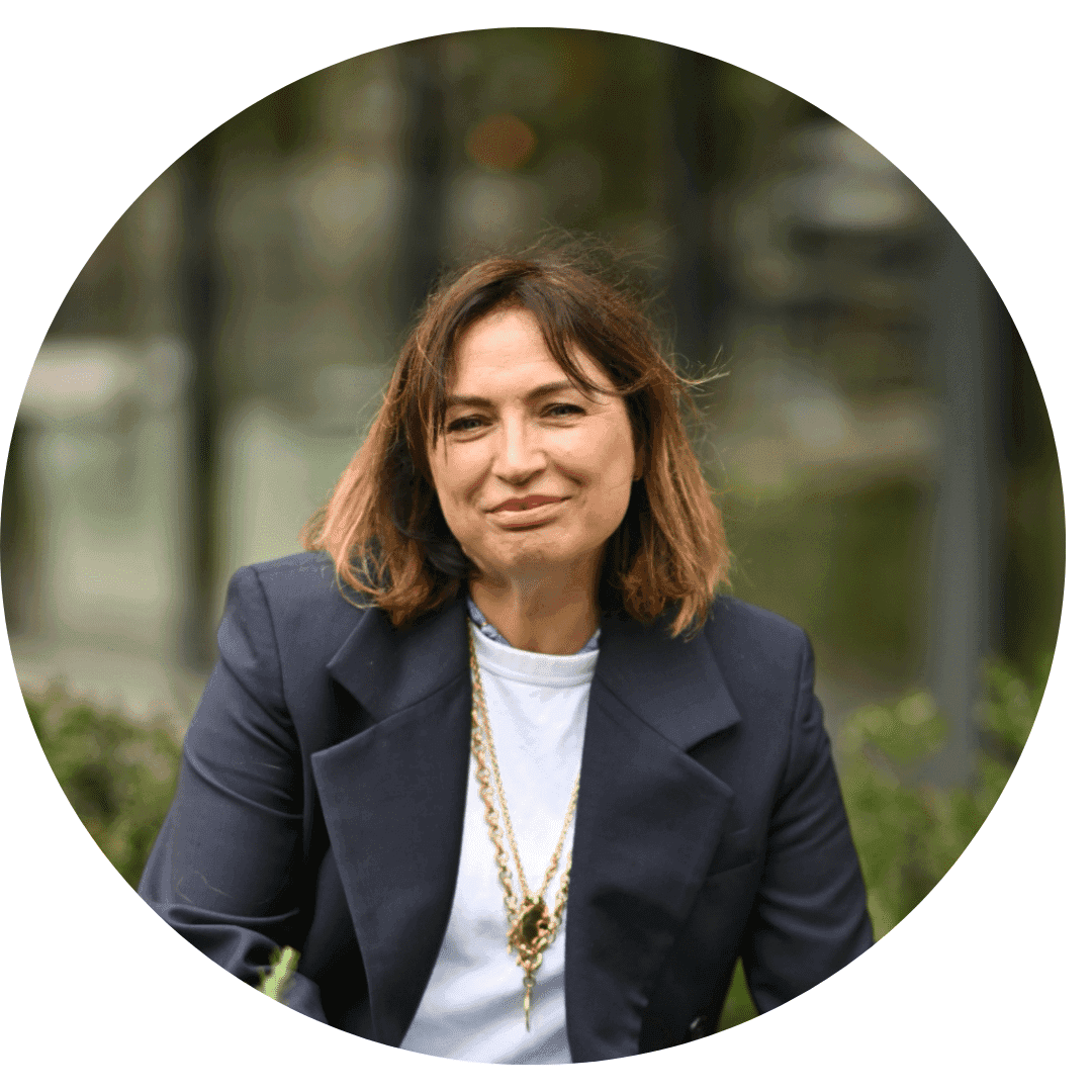 Portrait de Soumeya Boissel, fondatrice d'OBERTY, affichant un sourire confiant.